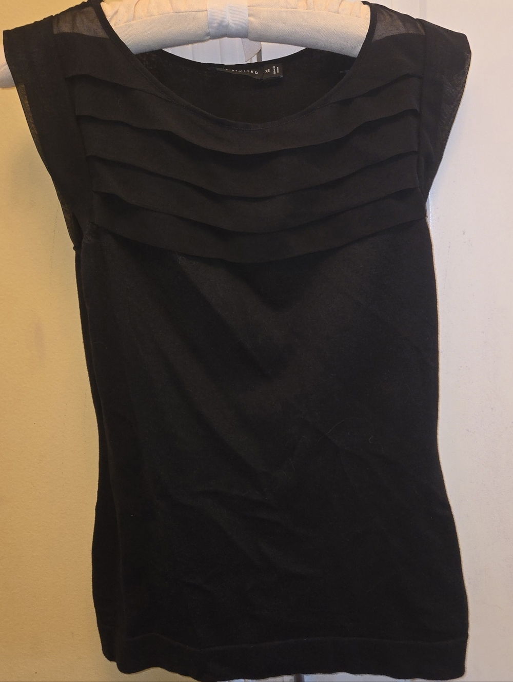 The Limited Women's Black Pleated Yoke Sleeveless Top Knitted Shirt XS